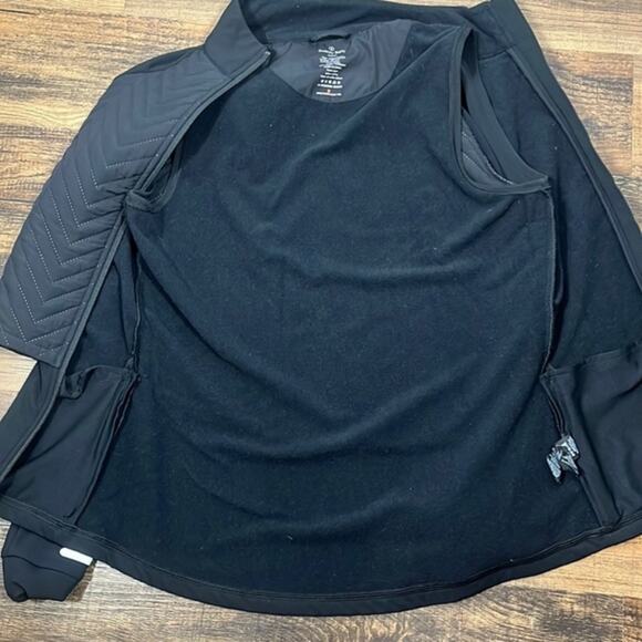Sweaty Betty Fast Track Thermal Running Jacket in Black. - Picture 10 of 11